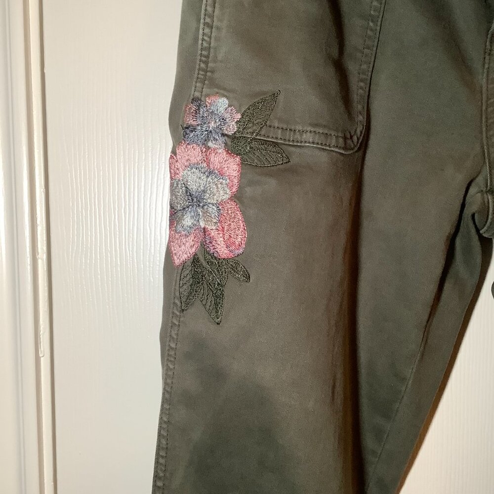 WHITE HOUSE BLACK MARKET WHBM GREEN PRET FLORAL EMBROIDERED Size 6 - Picture 4 of 4